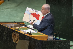 El primer ministro de Israel, Benjamin Netanyahu, muestra un mapa en la Asamblea General de la Organización de las Naciones Unidas (ONU) este viernes, en Nueva York (Estados Unidos). EFE/ Angel Colmenares