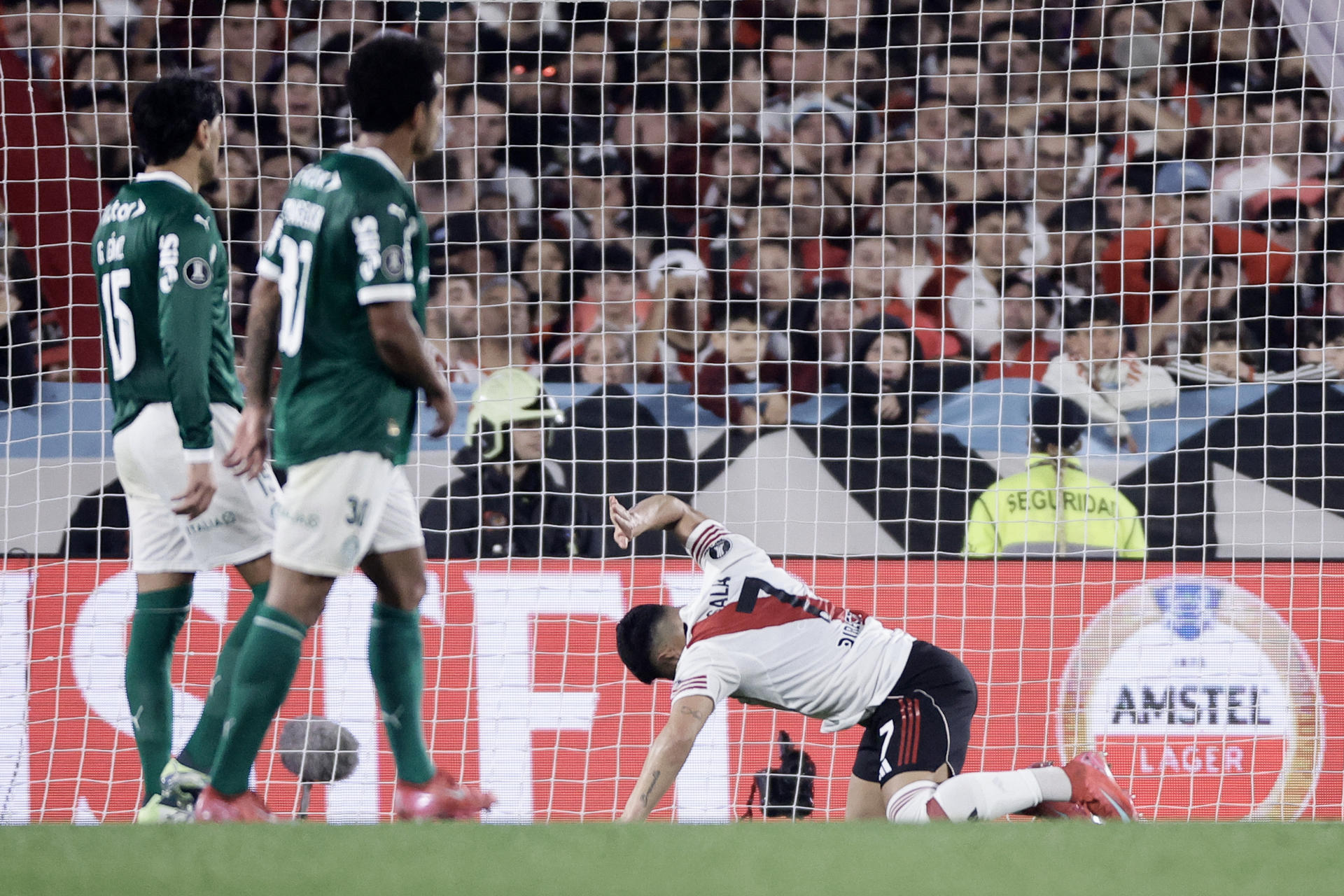 River Plate no tienen más tiempo para lamentos, como el 17 de septiembre se vio a Maximiliano Salas (d) y este miércoles necesita ganar en la cancha de Palmeiras para revertir la ventaja de 1-2 que tiene el equipo brasileño en la lucha por un cupo en las semifinales de la Copa Libertadores. EFE/ Juan Ignacio Roncoroni