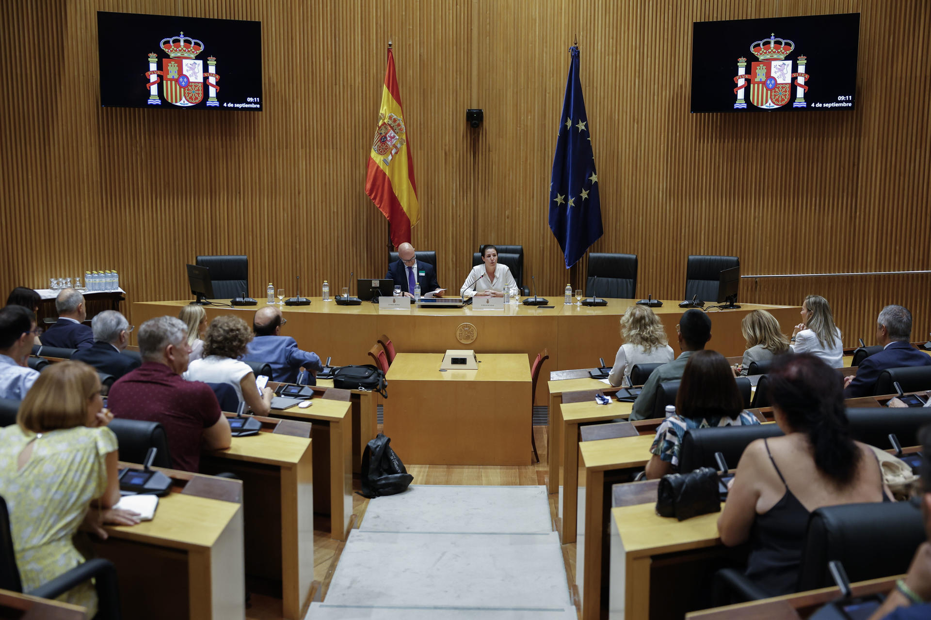 La diputada de Vox Rocío de Mer (c-d) y el vicepresidente de la Asociación Nacional de Ayuda a las Víctimas de Violencia Doméstica (Anavid), Jesús Muñoz (c-i), participan en unas jornadas impulsadas por este partido y esta asociación para analizar "las consecuencias" de la ley integral de violencia de género, este jueves, en el Congreso de los Diputados. EFE/ Chema Moya