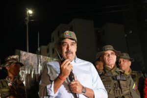Fotografía cedida por Prensa del Palacio de Miraflores del presidente de Venezuela, Nicolás Maduro (c), hablando junto al ministro del Poder Popular para la Defensa, Vladimir Padrino López (d), durante la activación del 'Plan Independencia 200' este jueves, en Caracas (Venezuela). EFE/ Jhonn Zerpa/ Prensa del Palacio de Miraflores /