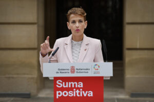 La presidenta del Gobierno de Navarra, María Chivite, durante la comparecencia que ha tenido lugar este lunes en los jardines del Palacio de Navarra para hacer un balance de la legislatura, en la que ha destacado el "refuerzo de la institucionalidad" que se ha producido en la Comunidad Foral en los últimos años, a través, según ha dicho, del proceso de transferencia de nuevas competencias y el fortalecimiento de servicios públicos como la educación y la sanidad. EFE/ Villar López