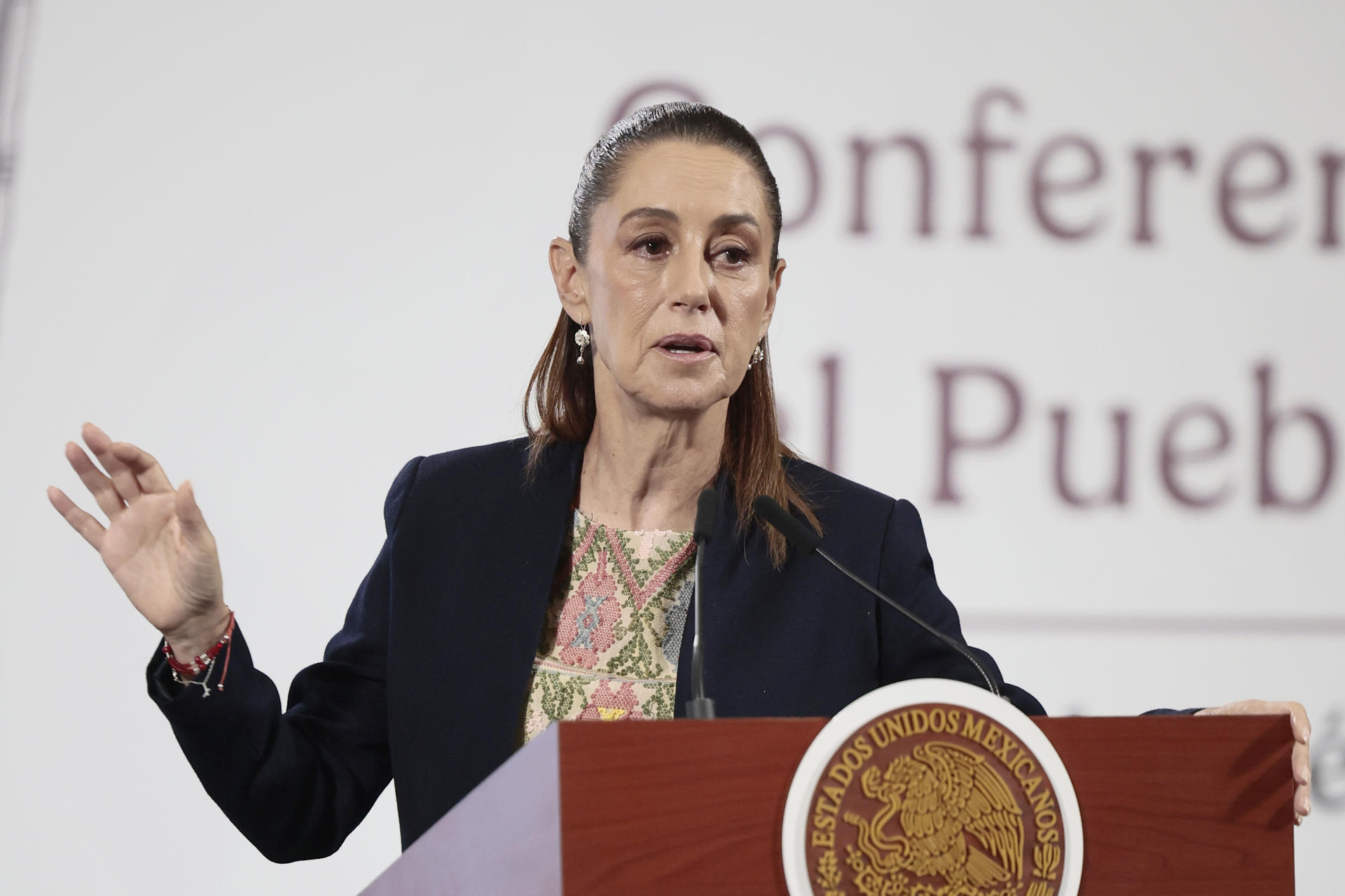 La presidenta de México, Claudia Sheinbaum, habla en una rueda de prensa este lunes, en el Palacio Nacional de Ciudad de México (México). EFE/José Méndez