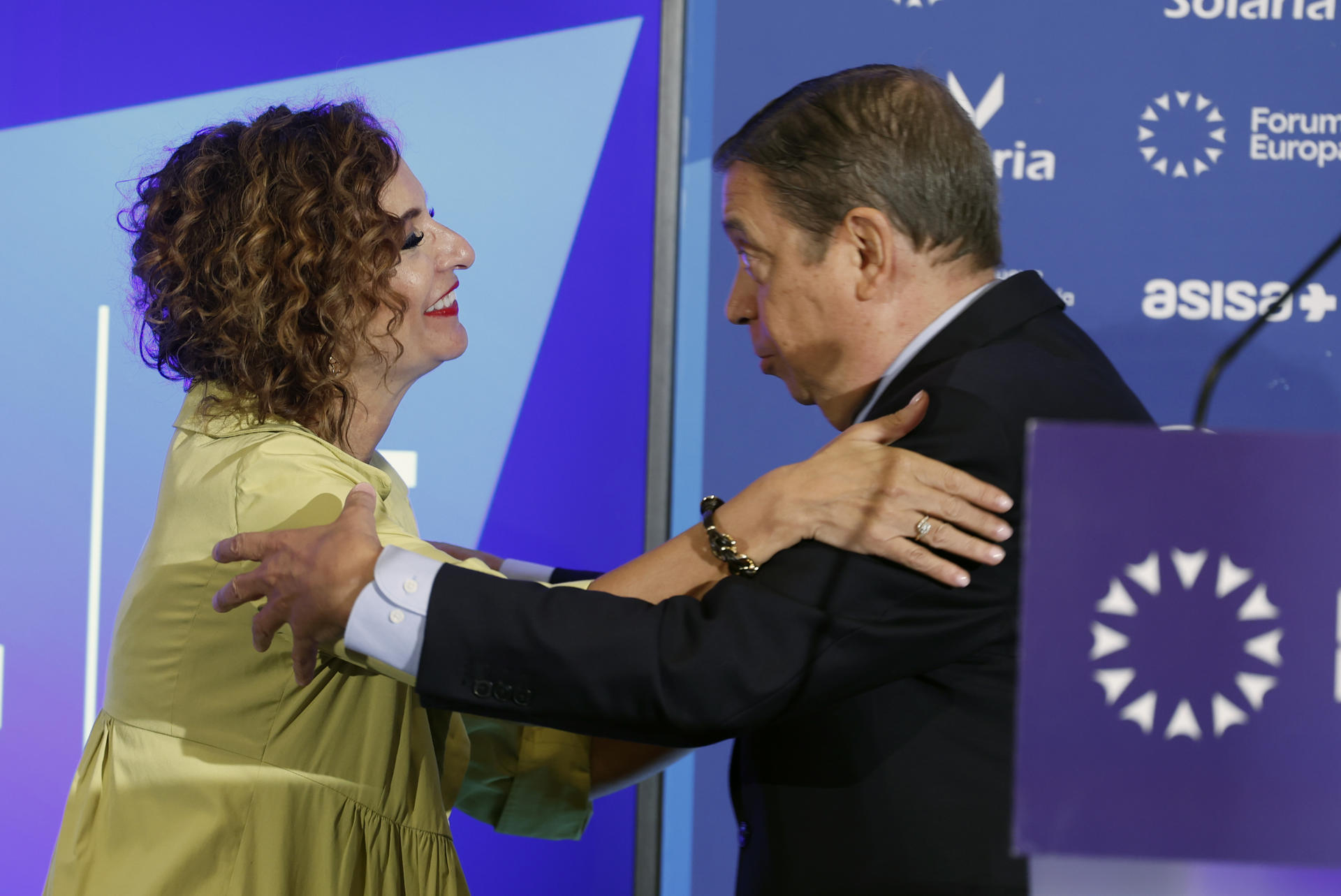 La vicepresidenta primera y ministra de Hacienda, María Jesús Montero, presenta al ministro de Agricultura, Pesca y Alimentación, Luis Planas, que protagoniza el desayuno informativo de Fórum Europa, este jueves en Madrid. EFE/ Javier Lizón
