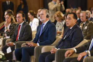 El rey Felipe VI (C) y el ministro de Exteriores, José Manuel Albares (I), mantienen este jueves en El Cairo,. EFE/JuanJo Martín