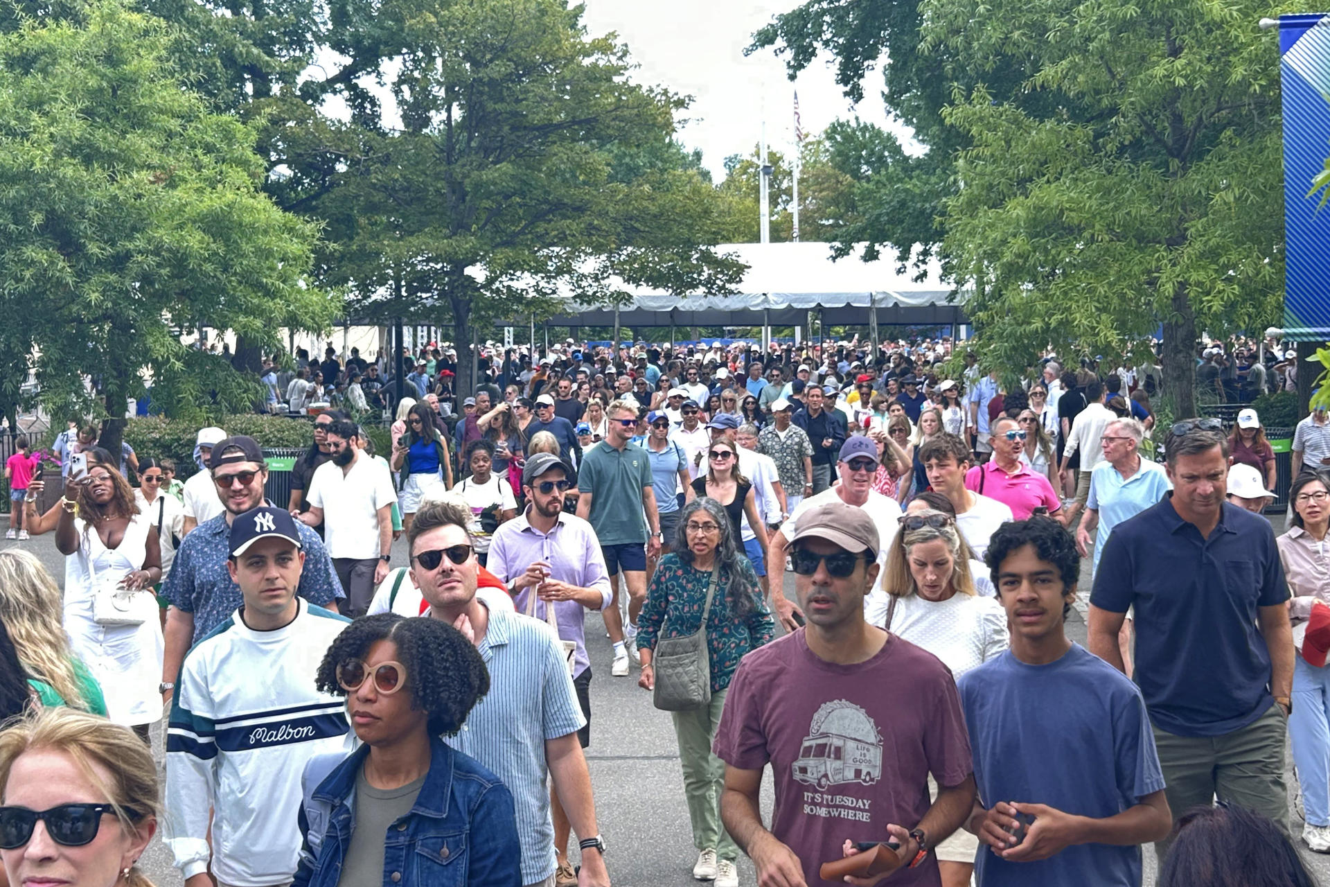 Centenares de personas llegan para asistir al Abierto de Tenis de Estados Unidos durante el Día del Trabajo que se celebra este lunes, en Nueva York (EE.UU.). EFE/Javier Otazu
