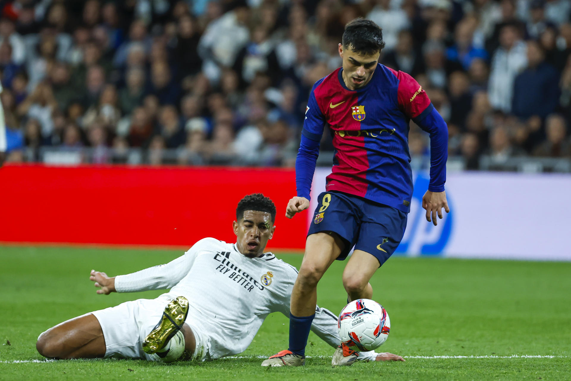 El centrocampista del Barcelona Pedri (d) regatea al del Real Madrid Jude Bellingham, durante el partido de la jornada 11 de LaLiga 2024-25. EFE/Kiko Huesca
