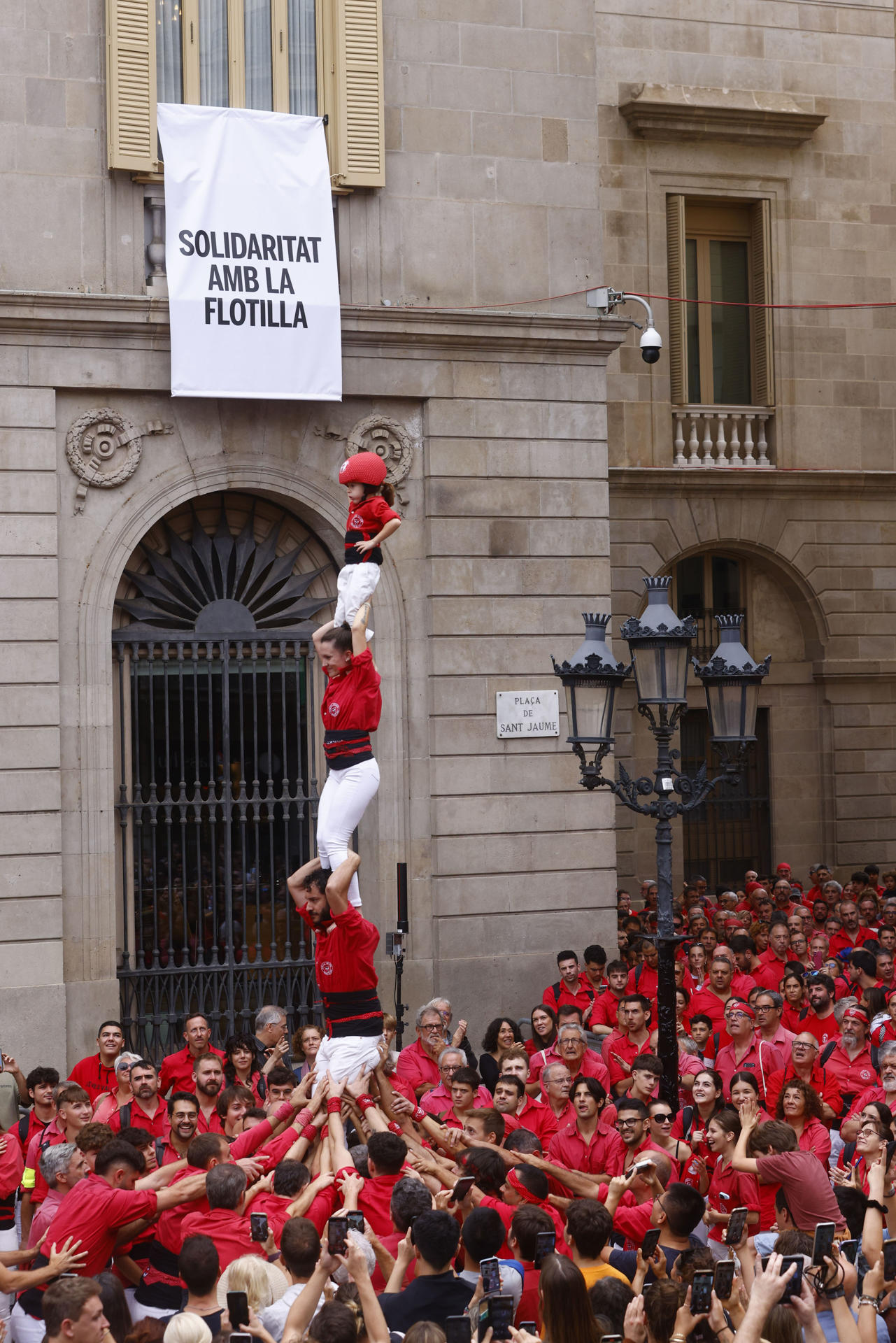 El Ayuntamiento de Barcelona ha desplegado este domingo en su fachada dos pancartas que rezan, con letras negras sobre fondo blanco, "Frenemos al gobierno genocida de Israel" y "Solidaridad con la flotilla". Las dos pancartas se han colgado a primera hora coincidiendo con la jornada 'castellera' que tendrá lugar este domingo frente al ayuntamiento, con motivo de las fiestas de la Mercè de la capital catalana. EFE/Quique García