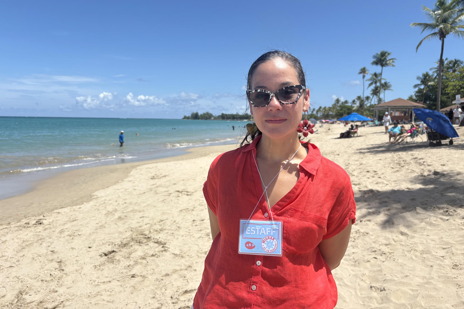 La directora ejecutiva de la Unión Americana de Libertades Civiles (ACLU, en inglés), Annette Martínez, posa este sábado, en la playa balneario de Carolina (Puerto Rico). EFE/ Esther Alaejos
