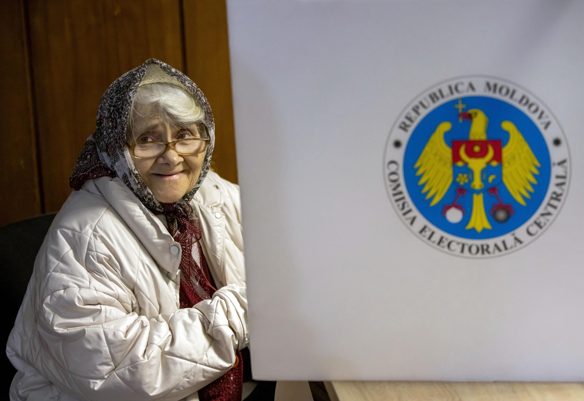 Una anciana participa en Chisinau en las elecciones parlamentarias moldavas EFE/EPA/Dumitru Doru
