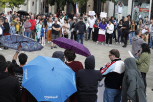 Concentración ciudadana este domingo en Vigo en señal de repulsa y condena al ataque que sufrió ayer con artefactos explosivos la entidad social Prodeme en Monforte de Lemos, donde se ubicará el centro de la Xunta para acoger a menores migrantes. EFE/Eliseo Trigo