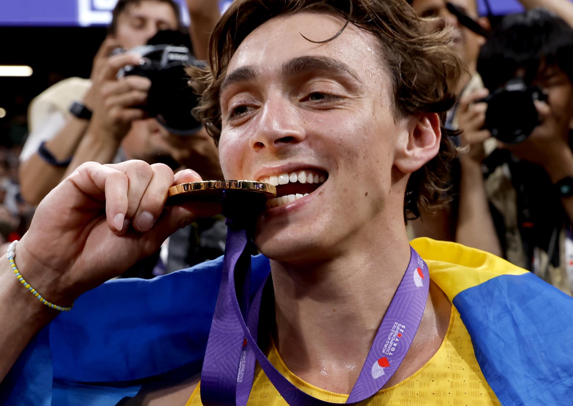 El pertiguista sueco Armand Duplantis, ganador de la medalla de oro con récord del mundo (6,30 metros) en Tokio. EFE/EPA/MAST IRHAM