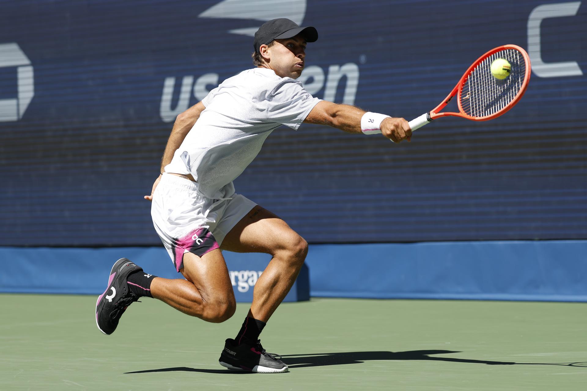 Flavio Cobolli de Italia en acción contra Lorenzo Musetti de Italia durante su partido de tercera ronda de individuales masculinos del Campeonato de Tenis Abierto de EE.UU. EFE/EPA/JOHN G. MABANGLO