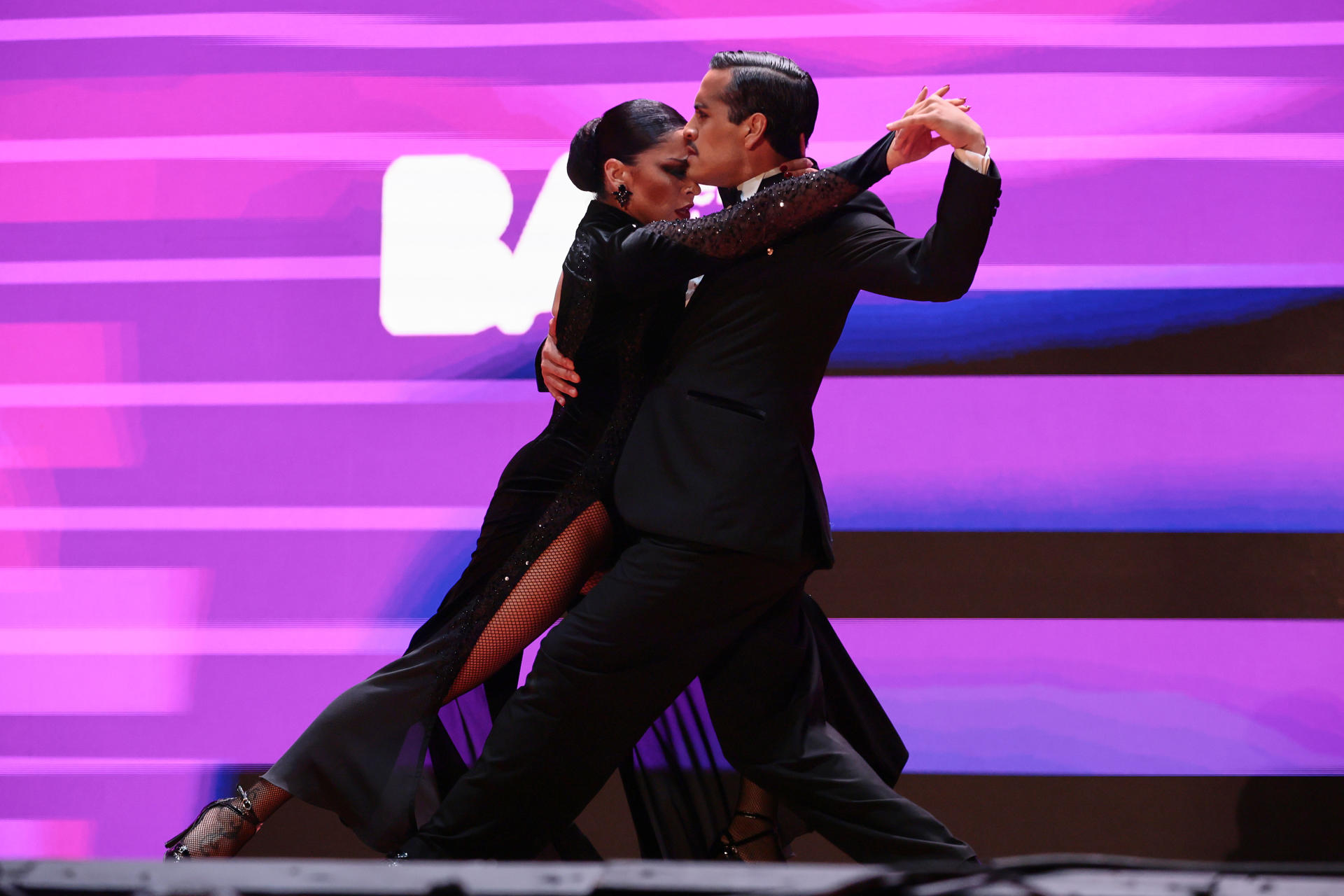 Una pareja baila durante la Final del Mundial de Tango este martes, en el teatro Gran Rex de Buenos Aires (Argentina). EFE/ STR