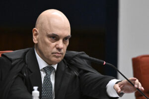 El magistrado de la Suprema Corte Alexandre de Moraes asiste al juicio por intento de golpe de Estado del expresidente de Brasil Jair Bolsonaro este martes, en el Supremo Tribunal Federal en Brasilia (Brasil). EFE/ Andre Borges