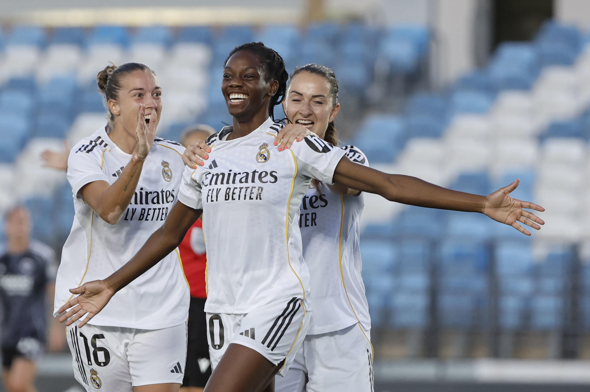 La delantera francesa del Real Madrid Naomie Feller (c) celebra su gol durante el partido de Liga de Campeones femenino que Real Madrid y Eintracht de Fráncfort disputan este jueves en el estadio Alfredo Di Stéfano. EFE/Sergio Pérez