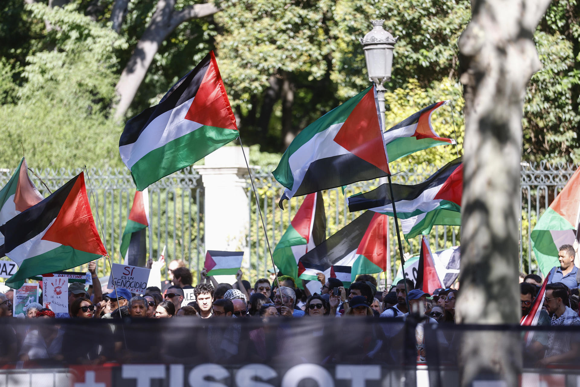 Cientos de personas protestan por la situación de Palestina en el Paseo de la Castellana, este domingo, durante la última etapa de la Vuelta a España que se disputa entre las localidades madrileñas de Alalpardo y Madrid, con un recorrido 103,6 Km.- EFE/ Rodrigo Jiménez