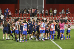 Las jugadores del Atlético de Madrid celebran la victoria en el encuentro entre Atlético de Madrid y BK Häcken de la Liga de Campeones de la UEFA celebrado este jueves en Madrid. EFE/ Fernando Villar