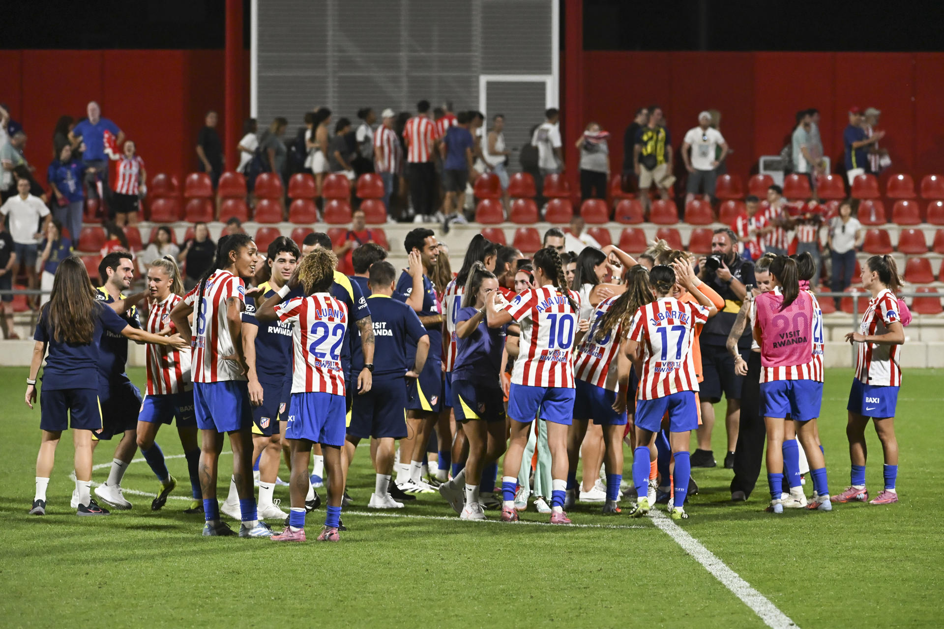 Las jugadores del Atlético de Madrid celebran la victoria en el encuentro entre Atlético de Madrid y BK Häcken de la Liga de Campeones de la UEFA celebrado este jueves en Madrid. EFE/ Fernando Villar