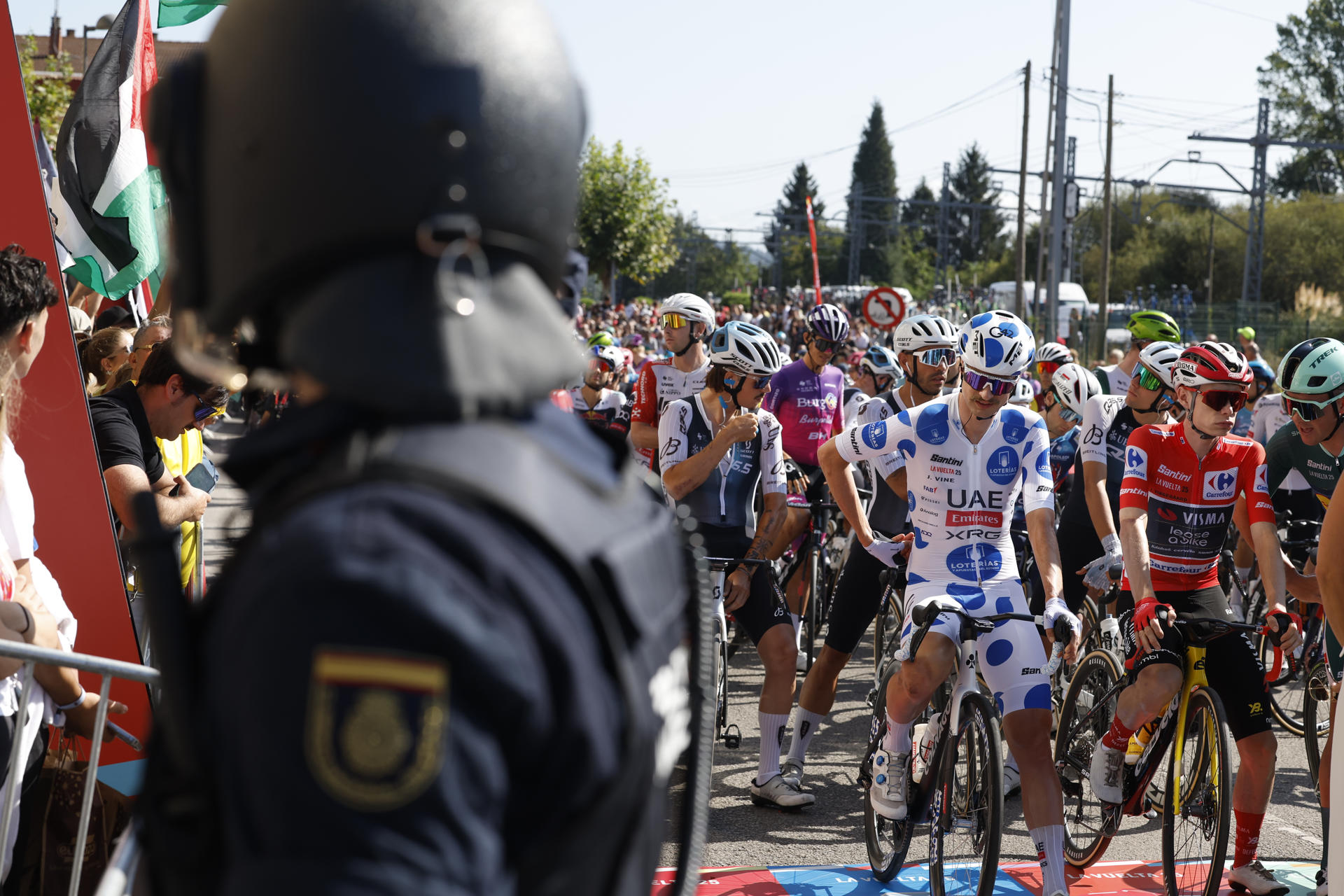 Los ciclistas al inicio de la etapa 13 de la Vuelta Ciclista a España 2025 disputada entre el Cabezón de la Sal, y L'Angliru, de 202,7km de recorrido. EFE/Javier Lizón