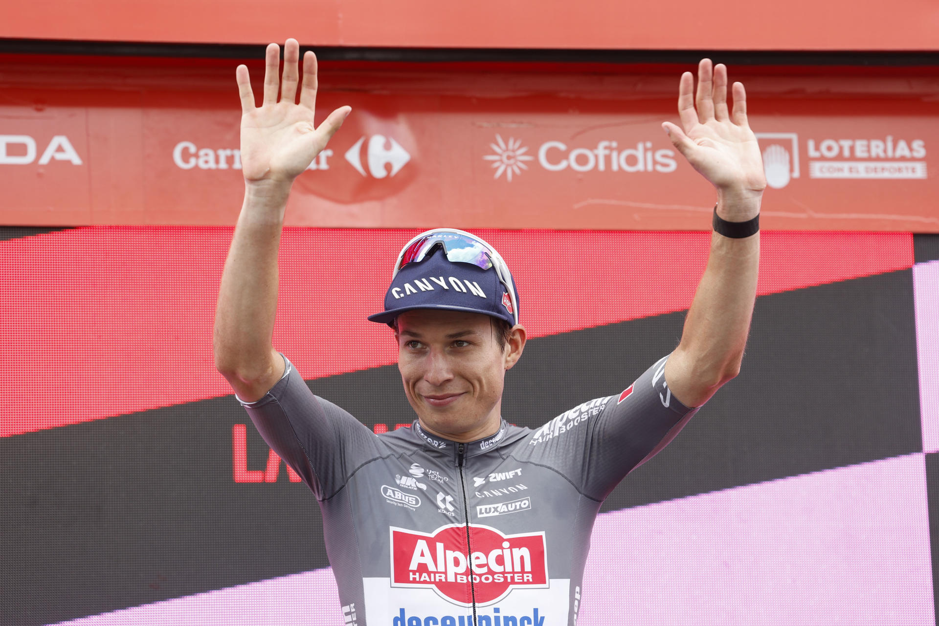 El ciclista belga Jasper Philipsen del equipo Alpecin-Deceuninck celebra la victoria en la decimonovena etapa de la Vuelta ciclista a España con un recorrido de 161,9 kilómetros llanos entre Rueda, en la provincia de Valladolid, y Guijuelo, en la de Salamanca. EFE/ Javier Lizón
