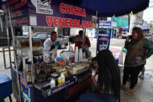 Foto de archivo de un migrante venezolano vende sus productos en una calle en la ciudad de Lima (Perú). EFE/ Paolo Aguilar
