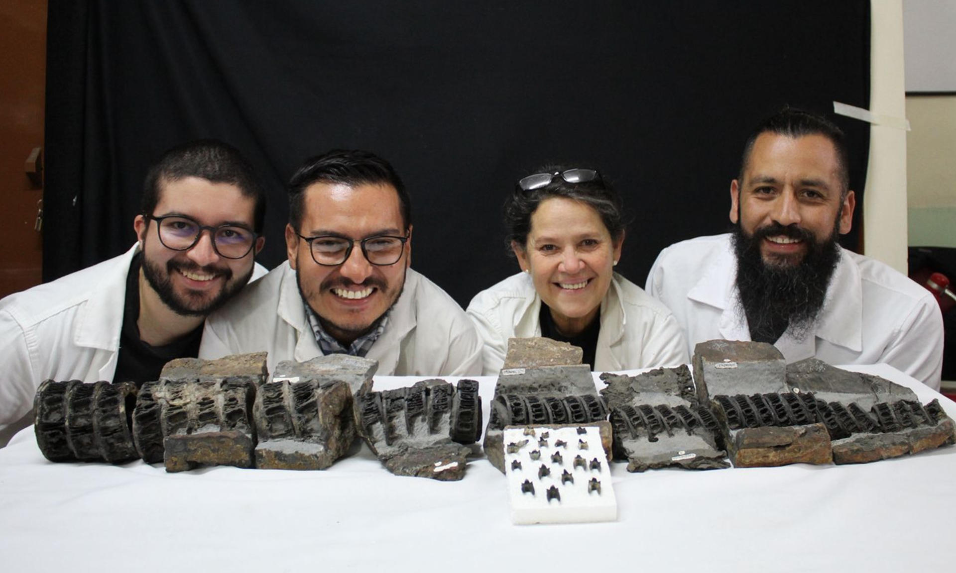 Fotografía cedida por la Universidad Nacional de un grupo de científicos colombianos de la Universidad Nacional y del Servicio Geológico Colombiano posando junto al fósil de un tiburón gigante, que se considera el más completo que existe en el mundo y que fue hallado por un equipo de científicos colombianos en el montañoso departamento de Boyacá (Colombia). EFE/ Universidad Nacional
