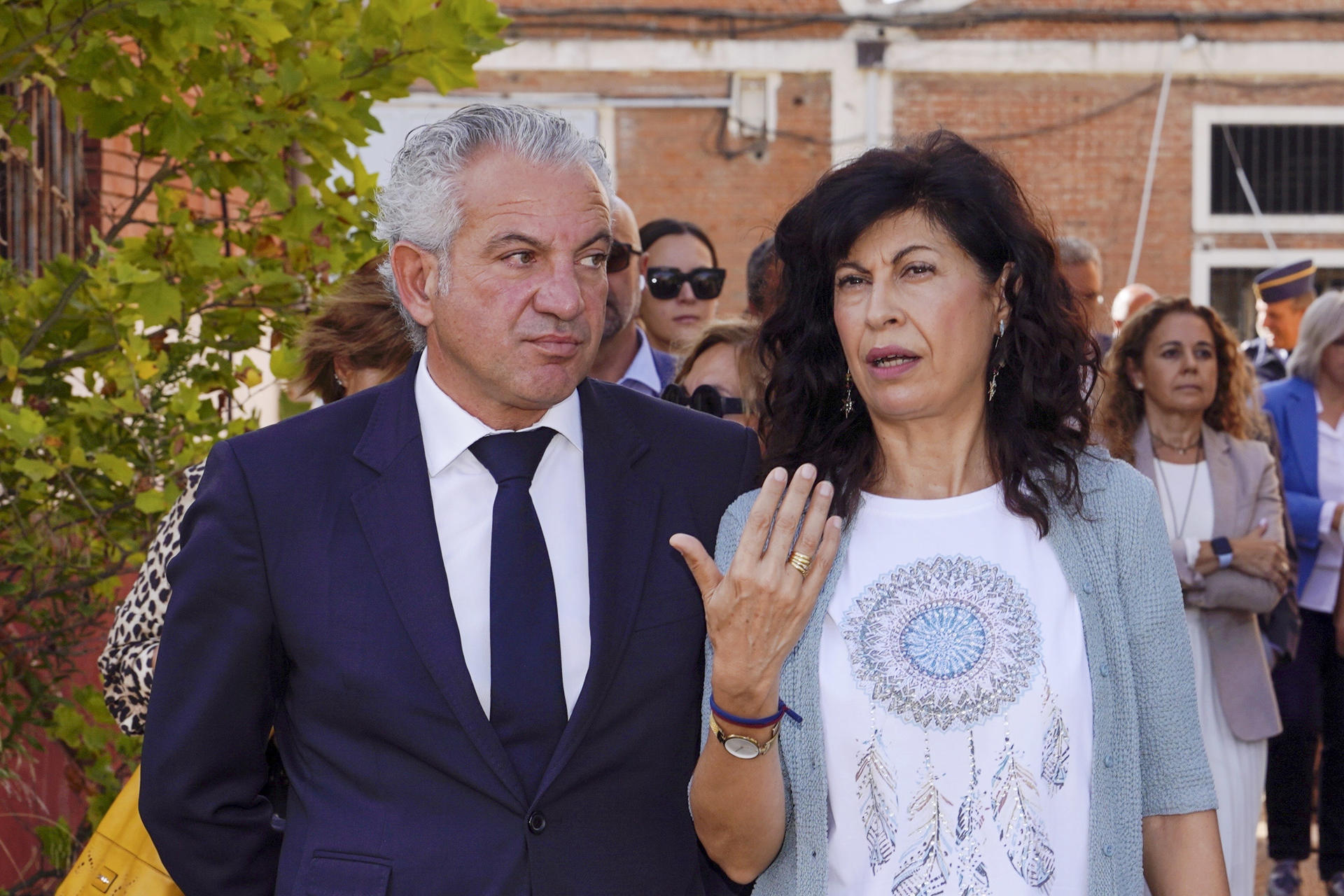 VALLADOLID, 19/09/2024.- La ministra de Igualdad, Ana Redondo (d), conversa con el delegado del Gobierno en Castilla y León , Nicanor Asensio (i), en un acto este verines en Valladolid. EFE/Nacho Gallego