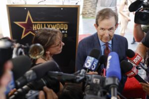 El presentador estadounidense Chris Wallace (c) habla con periodistas luego de recibir una estrella en el Paseo de la Fama este jueves, en Los Angeles (EE.UU.) EFE/EPA/CAROLINE BREHMAN