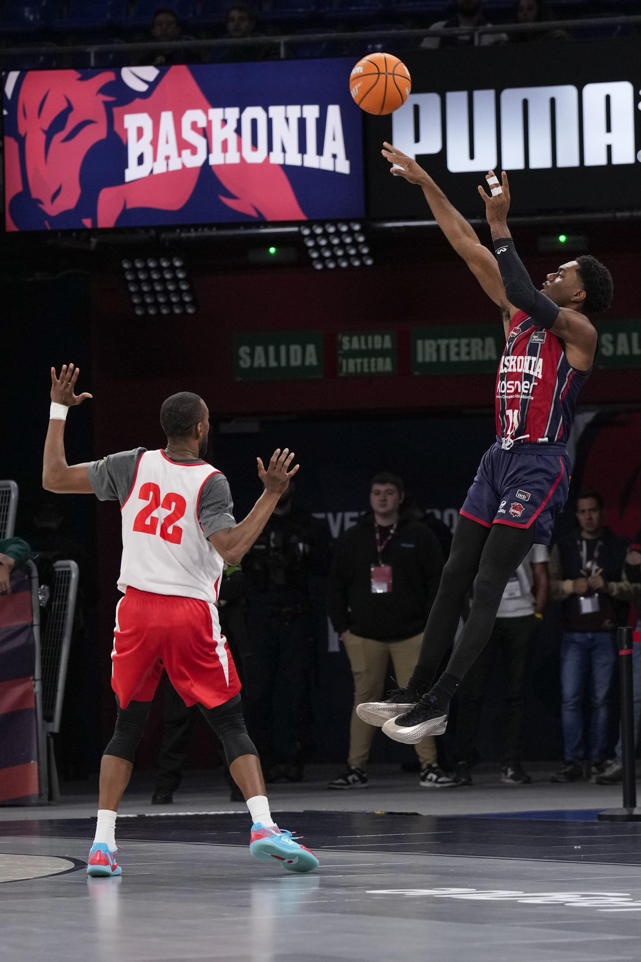 - El base estadounidense del Baskonia Trent Forrest (d) lanza a canasta durante el partido de pretemporada que Baskonia y Pallacanestro Trieste disputan este martes en el Fernando Buesa Arena, en Vitoria. EFE/Adrián Ruiz Hierro
