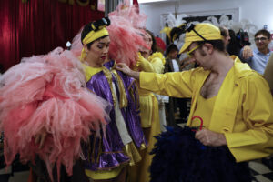 La compañía teatral La Cubana homenajea el teatro de aficionados con el musical 'L'amor venia amb taxi', que representan en el Teatro Romea de Barcelona, el mismo espacio en el que se estrenó esta obra de Rafael Anglada en 1959. EFE/Toni Albir