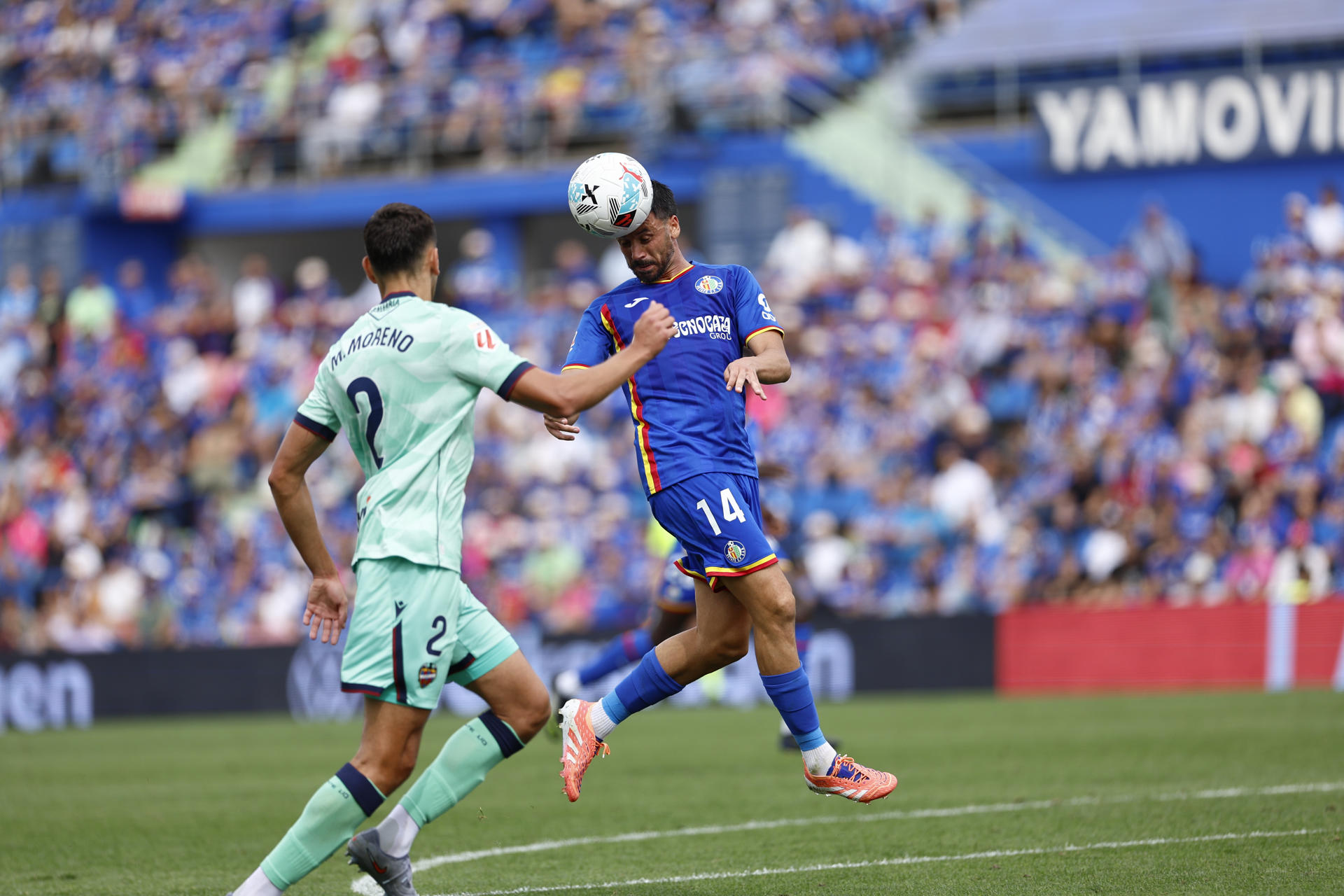 El delantero del Getafe Javi Muñoz (d) en acción durante el partido de la jornada 7 de LaLiga EA Sports que disputaron Getafe y Levante este sábado en el estadio Coliseum. EFE/ Rodrigo Jiménez