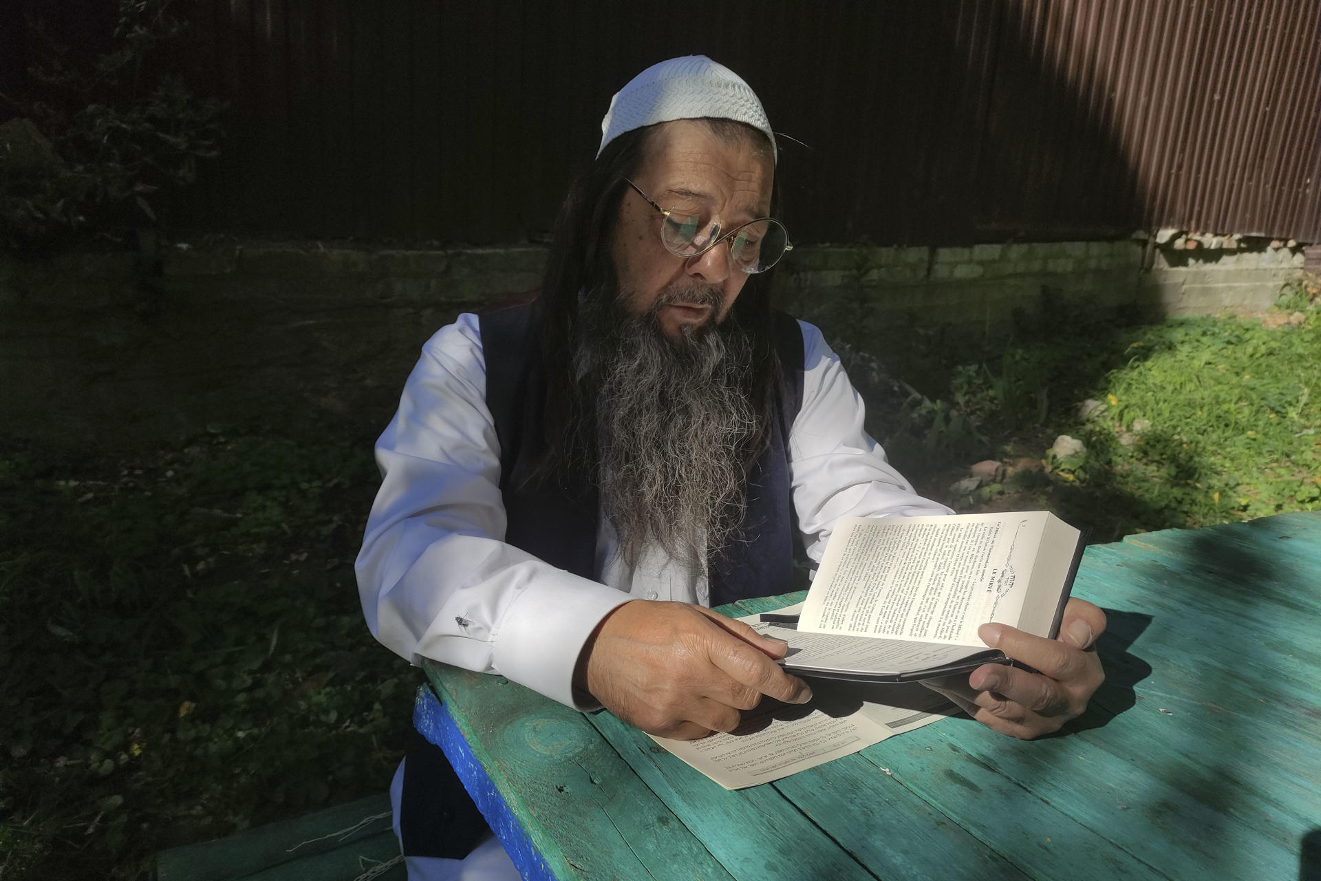 El exbailaor de flamenco profesional de Granada Isaac Pérez durante un momento de estudio y oración en Uman, en Ucrania con miles de correligionarios de todo el mundo para recibir el año nuevo judío. EFE/ Marcel Gascón