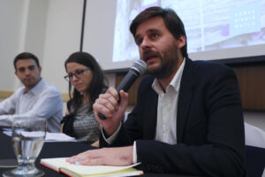 Fotografía de archivo de Juan Pappier (d), subdirector de la División de las Américas de Human Rights Watch (HRW), durante una conferencia, en Tegucigalpa (Honduras). EFE/Gustavo Amador