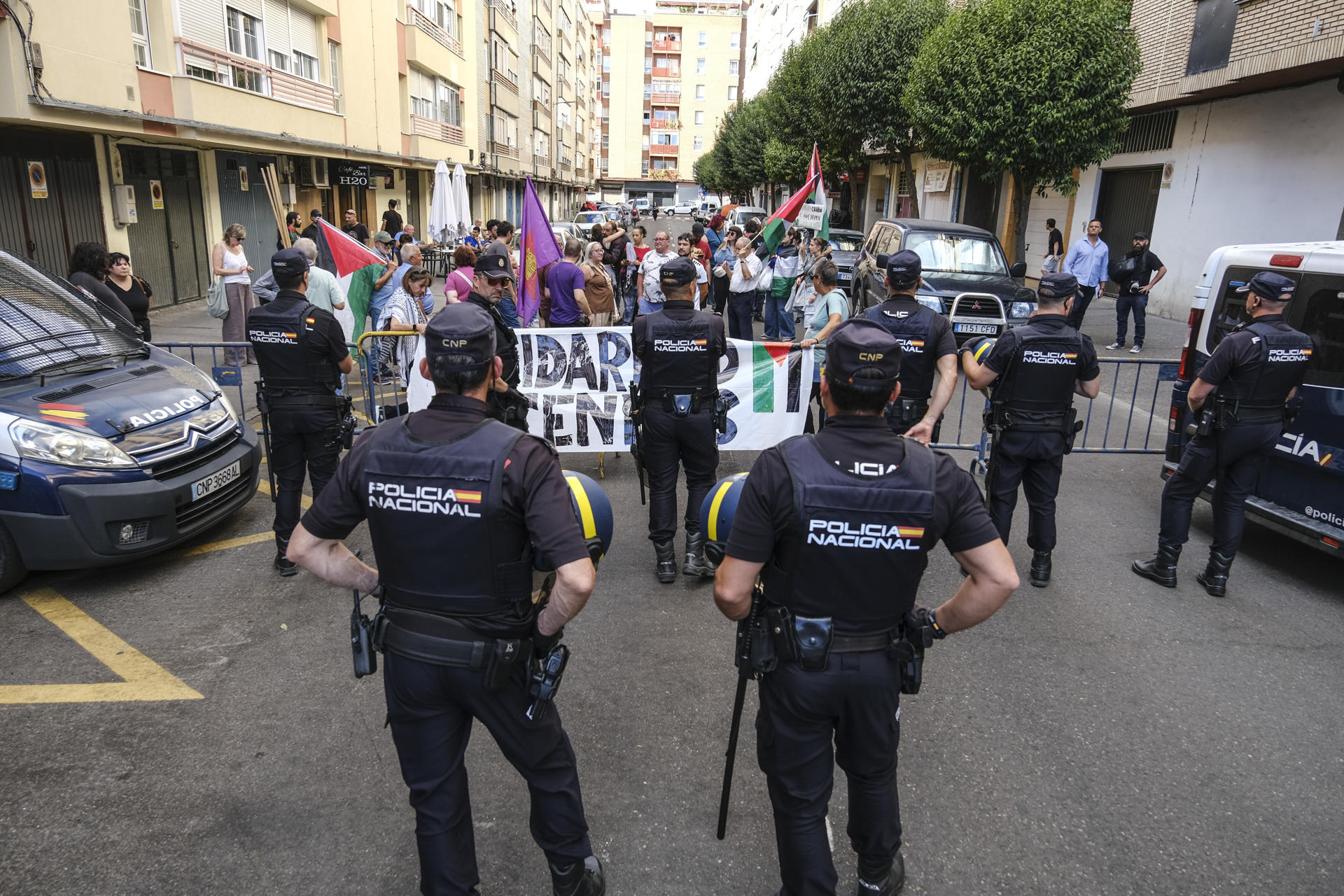 Una treintena de personas se concentra frente a la Comisaría de la Policía Nacional en el barrio vallisoletano de Las Delicias para protestar por la detención de dos activistas al intentar interrumpir la contrarreloj de la Vuelta Ciclista a España en oposición a la participación de un equipo israelí y el blanqueamiento del "genocidio" en Gaza. Las dos personas han quedado ya en libertad, a la espera de juicio y con la imputación de sendos delitos de desórdenes públicos y resistencia a la autoridad, además de una sanción por incumplir la ley del deporte. EFE/Fernando Sanz
