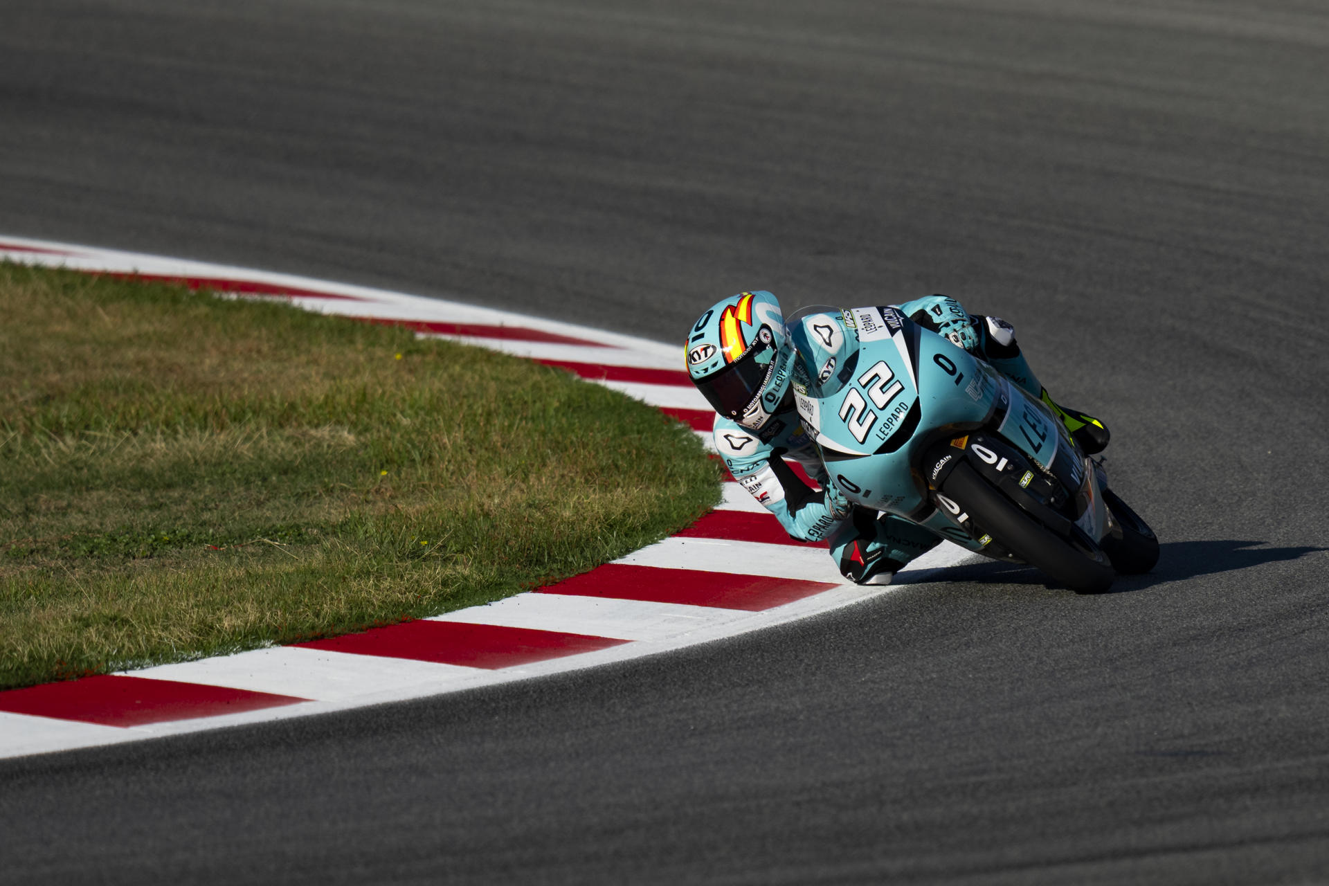 El piloto español de Moto3 David Almansa (Leopard Racing) durante los terceros entrenamientos libres del Gran Premio de Cataluña, que se disputará en el circuito de Barcelona-Cataluña en Montmeló. EFE/Siu Wu