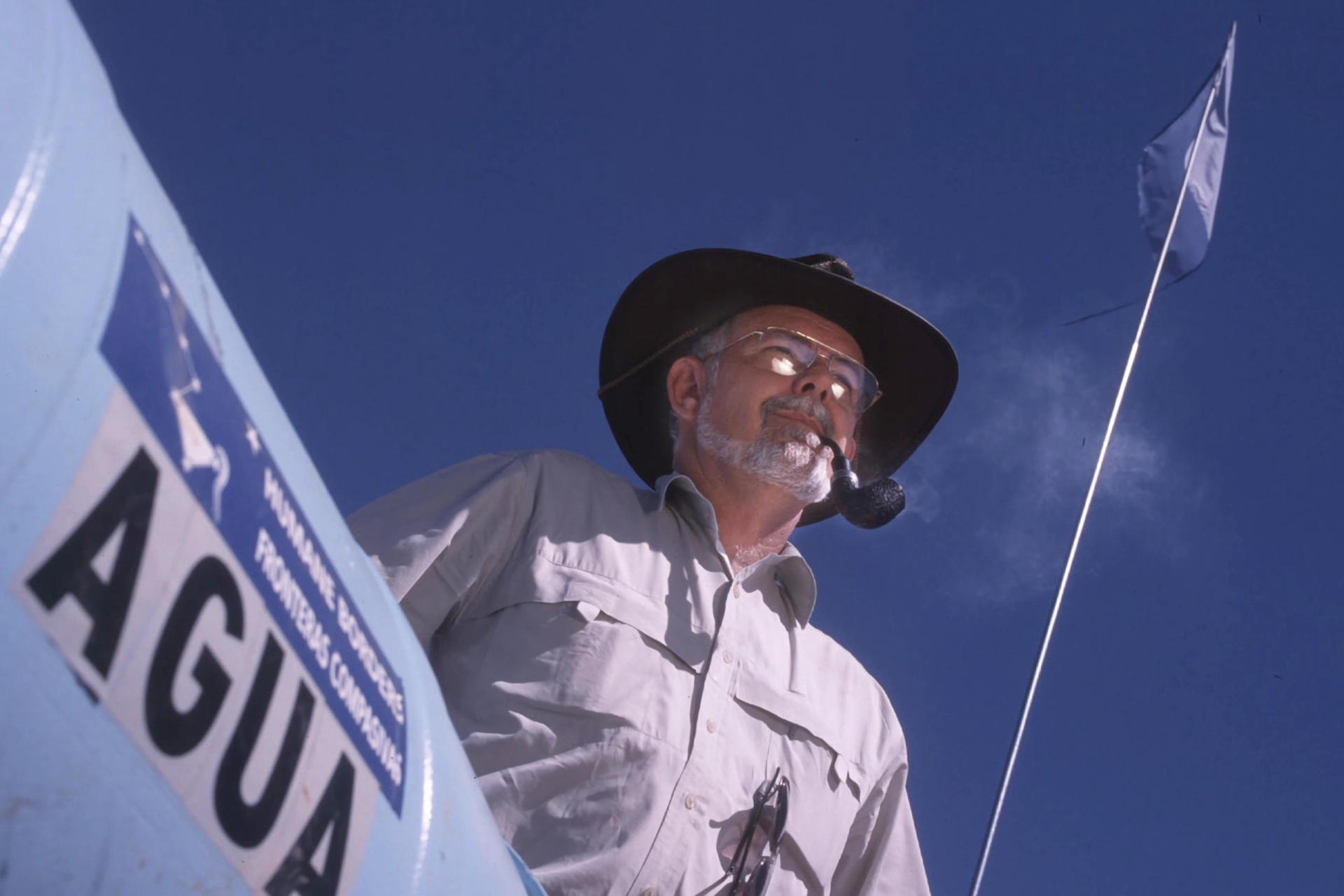 Fotografía personal cedida donde aparece el fundador del Fronteras Compasivas el pastor cristiano retirado Robin Hoover quien lanza este viernes el libro 'Los migrantes importan: Hacia una ley y un orden diferentes". EFE/Álbum Robin Hoover /