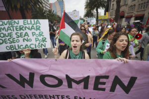 Personas participan en una manifestación este domingo, en Ciudad de México (México). EFE/ Sáshenka Gutiérrez