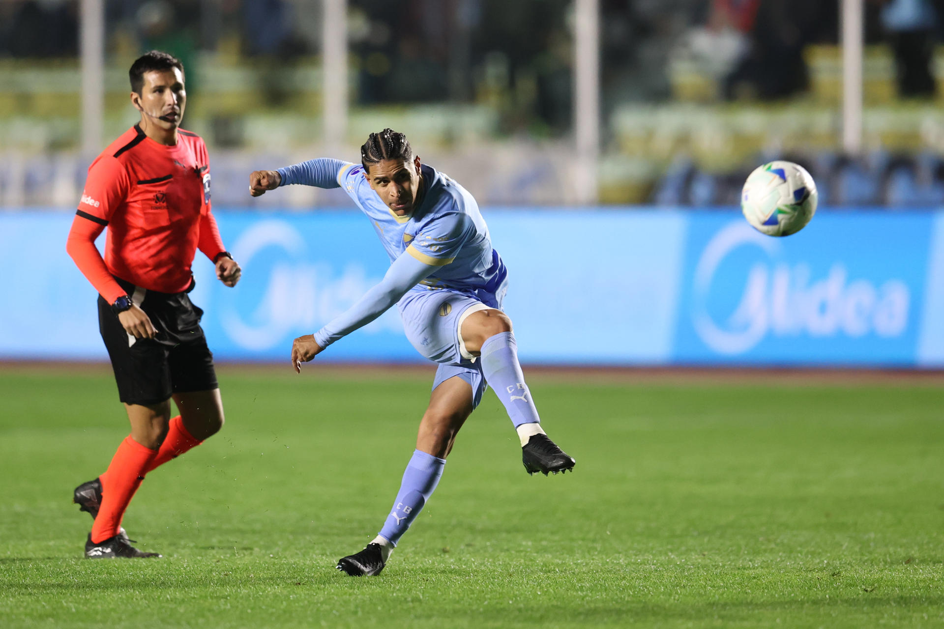 Daniel Cataño, de Bolívar, le pega al balón este miércoles, en un partido por los cuartos de final de la Copa Sudamericana entre Bolívar y Atlético Mineiro en el estadio Hernando Siles Reyes, en La Paz (Bolivia). EFE/ Luis Gandarillas
