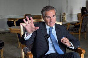 El  director general del Organismo Internacional de la Energía Atómica (OIEA), el argentino Rafael Grossi, habla con EFE durante una entrevista este lunes, en la sede de la ONU en Nueva York (Estados Unidos). EFE/ Eduard Ribas