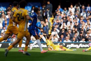 El jugador del Chelsea Pedro Neto (C) durante el partido de la Premier League que han jugado Chelsea FC y Brighton Hove & Albion,en Londres, Reino Unido. EFE/EPA/DAVID CLIFF