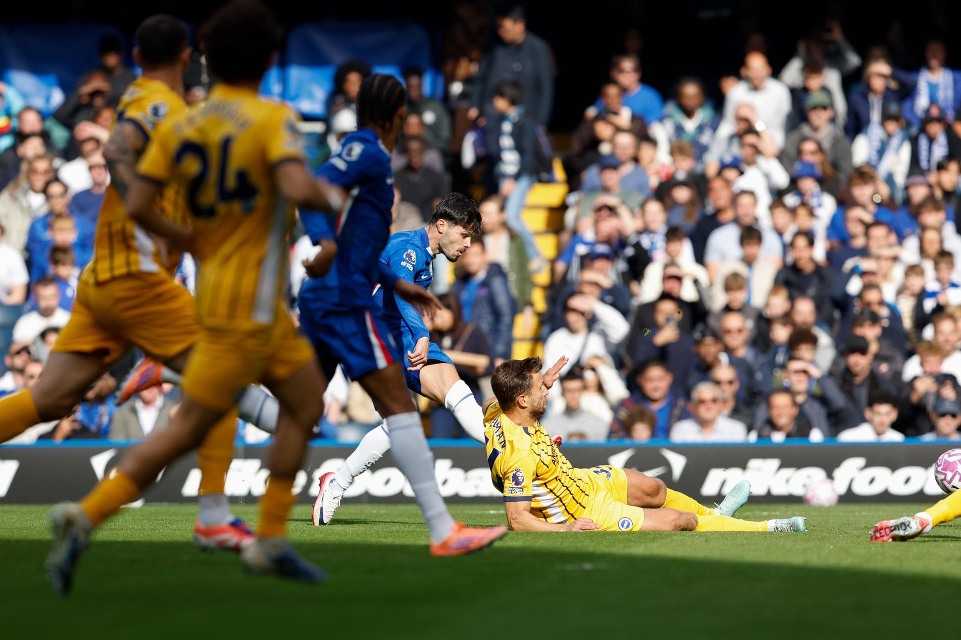 El jugador del Chelsea Pedro Neto (C) durante el partido de la Premier League que han jugado Chelsea FC y Brighton Hove & Albion,en Londres, Reino Unido. EFE/EPA/DAVID CLIFF