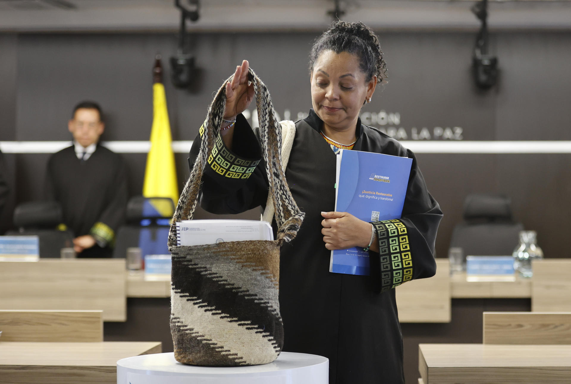 La presidenta de la Sección de Primera Instancia para Casos de Reconocimiento de Verdad y Responsabilidad de la Jurisdicción Especial para la Paz (JEP), la magistrada Ana Manuela Ochoa Arias, a su llegada este jueves, 18 de septiembre, a una audiencia, en Bogotá (Colombia). EFE/Mauricio Dueñas