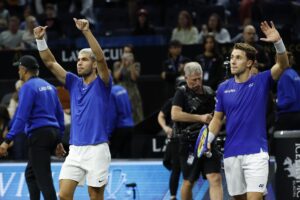 La pareja formada por el español Carlos Alcaraz y el noruego Casper Ruud venció por 7-6(4) y 6-1 a Reilly Opelka y a Alex Michelsen para reabrir la pelea por la Copa Laver, con el equipo europeo que recortó 6-9 frente al Resto del Mundo. EFE/EPA/JOHN G. MABANGLO