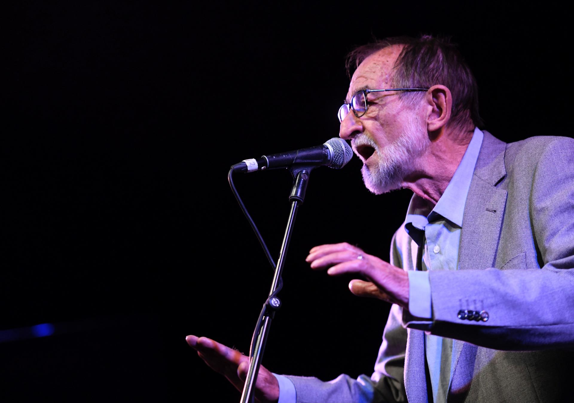 Imagen de archivo (03/11/2021) del cantautor y poeta extremeño Pablo Guerrero durante el concierto en la sala Galileo, en Madrid, en donde celebró 50 años de música y despidió su trayectoria con temas de su disco 'Y volvimos a abrazarnos'. EFE/Víctor Lerena
