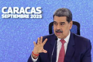 El presidente de Venezuela, Nicolás Maduro, habla en una rueda de prensa este lunes en Caracas (Venezuela). EFE/Miguel Gutierrez