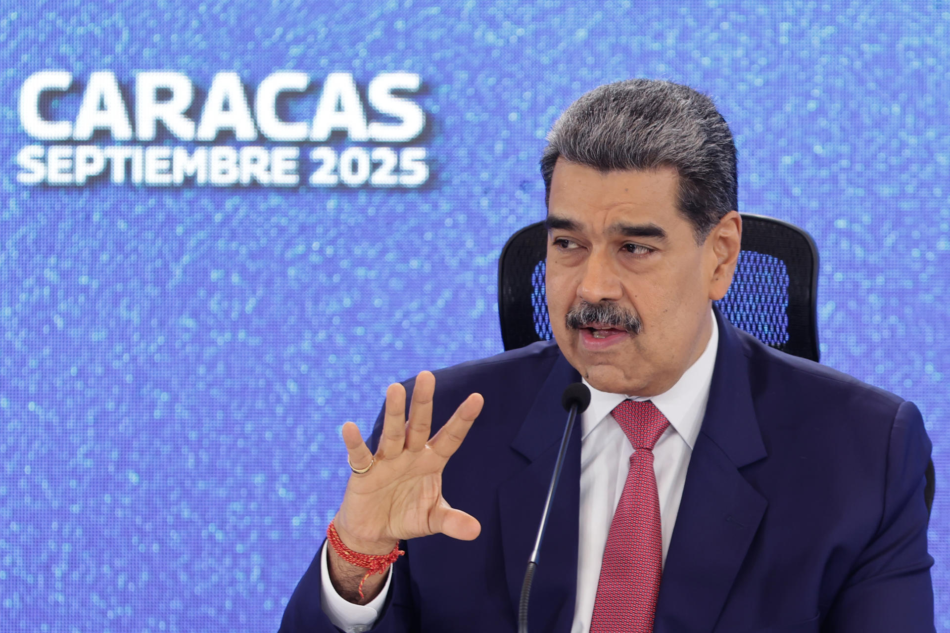 El presidente de Venezuela, Nicolás Maduro, habla en una rueda de prensa este lunes en Caracas (Venezuela). EFE/Miguel Gutierrez