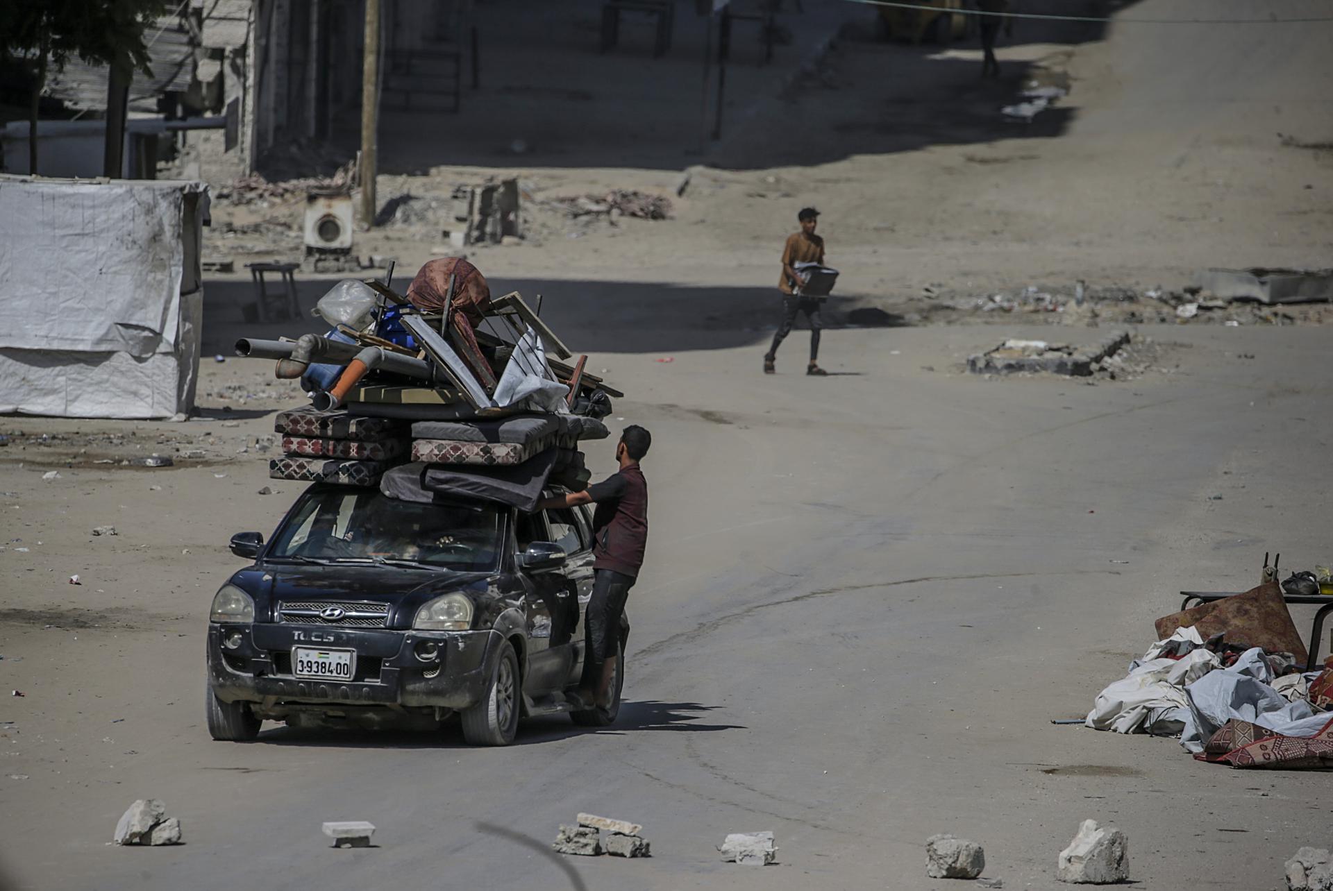 Los palestinos desplazados internamente se mueven con sus pertenencias antes de un ataque aéreo israelí en la ciudad de Gaza, 06 de septiembre de 2025. I
EFE/EPA/MOHAMMED SABER
EFE/EPA/MOHAMMED SABER