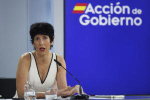 La ministra de Inclusión, Seguridad Social y Migraciones, Elma Saiz, durante la rueda de prensa posterior a la reunión del Consejo de Ministros este martes en el complejo del Palacio de la Moncloa. EFE/ Sergio Pérez