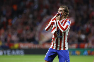 El delantero francés del Atlético de Madrid Antoine Griezmann celebra tras anotar el 3-0, su gol número 200, durante el partido de Liga de Campeones que Atlético de Madrid y Eintracht de Fránkfurt disputan en el estadio Metropolitano, en Madrid. EFE/ Juanjo Martín