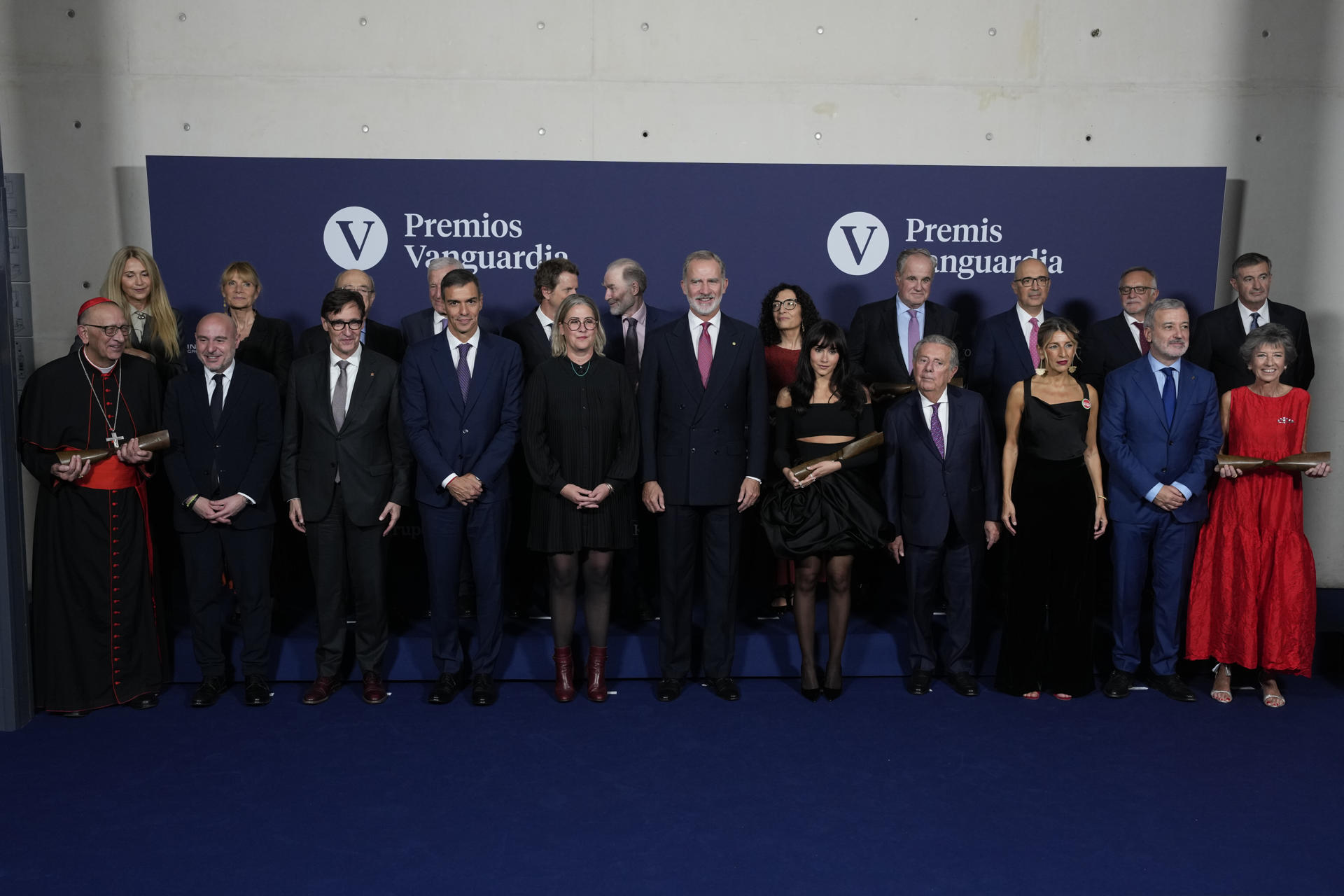 El rey Felipe VI (c), entre otras personalidades, posa con los galardonados durante la gala de los Premios Vanguardia que se celebran este lunes en el Palau de Congressos de Catalunya, en Barcelona. EFE/Alejandro García